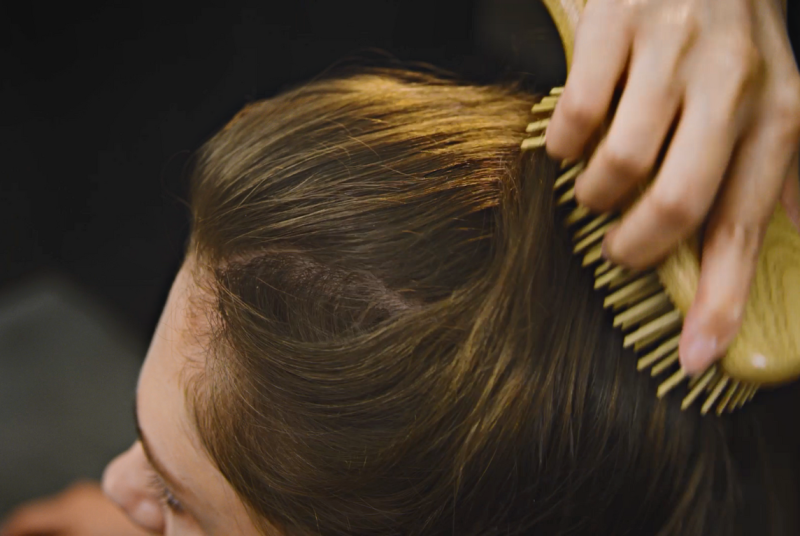 Image_juliArt ECHO with salon scalp massage_wood comb massage (1)
