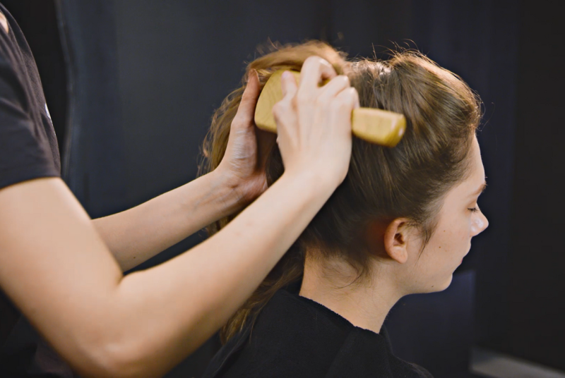 Image_juliArt ECHO with salon scalp massage_wood comb massage (3)